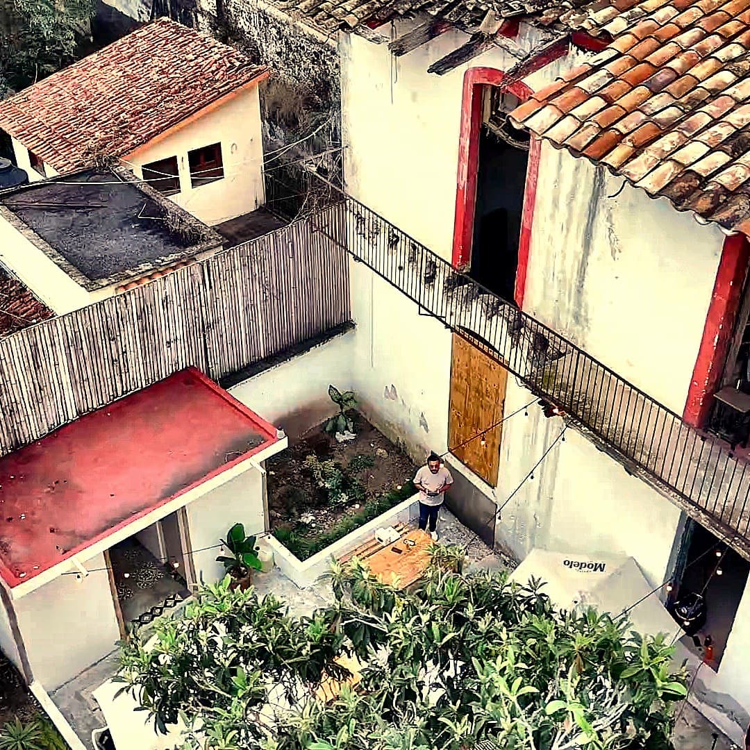 Vista arquitectónica con tejado colonial de teja roja