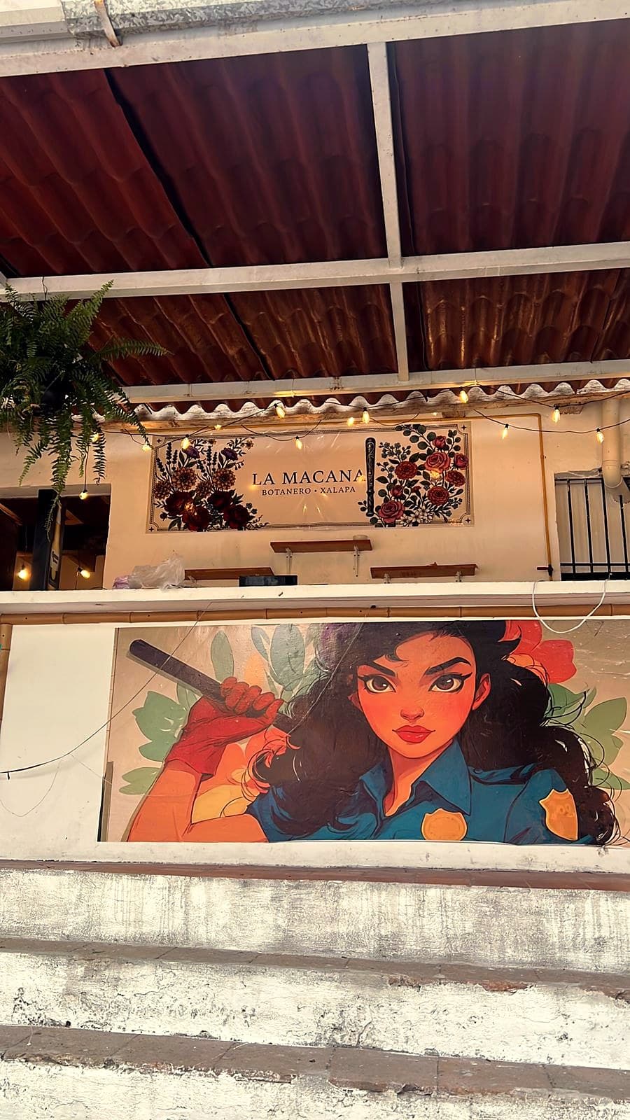 Mural de mujer con machete — identidad visual de La Macana